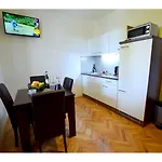 Laroom Apartman *